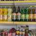 ...ecco unaltra mensola con limonate provenienti dalla Romania e succhi al mirtillo amati dai georgiani. E sotto una serie di barattoli in vetro con verdure e ortaggi sottolio e sottaceto